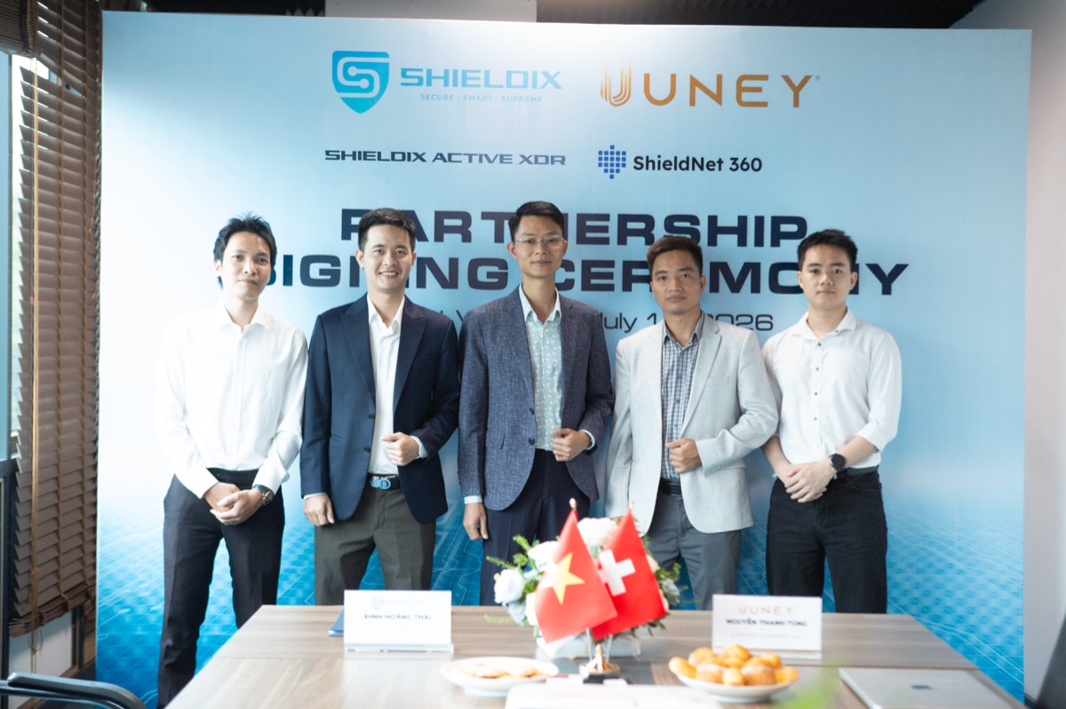 Các đại diện của Shieldix và Uney tại buổi lễ ký kết hợp tác