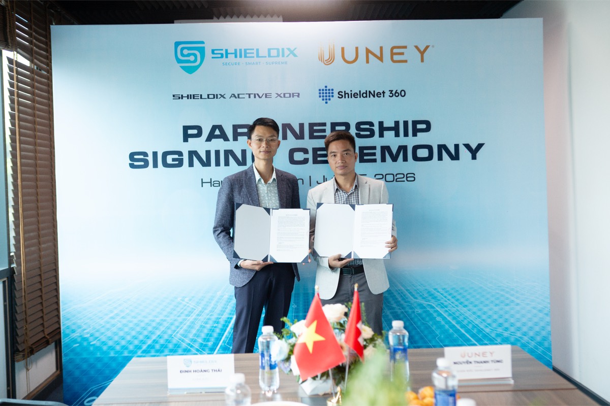 Ông Đinh Hoàng Thái - Giám đốc Công ty Shieldix và ông Nguyễn Thanh Tùng - Giám đốc ShieldNet 360 ký kết thỏa thuận hợp tác chiến lược tại Hà Nội
